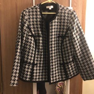 Gorgeous Kasper blazer. Silver/gray and black.